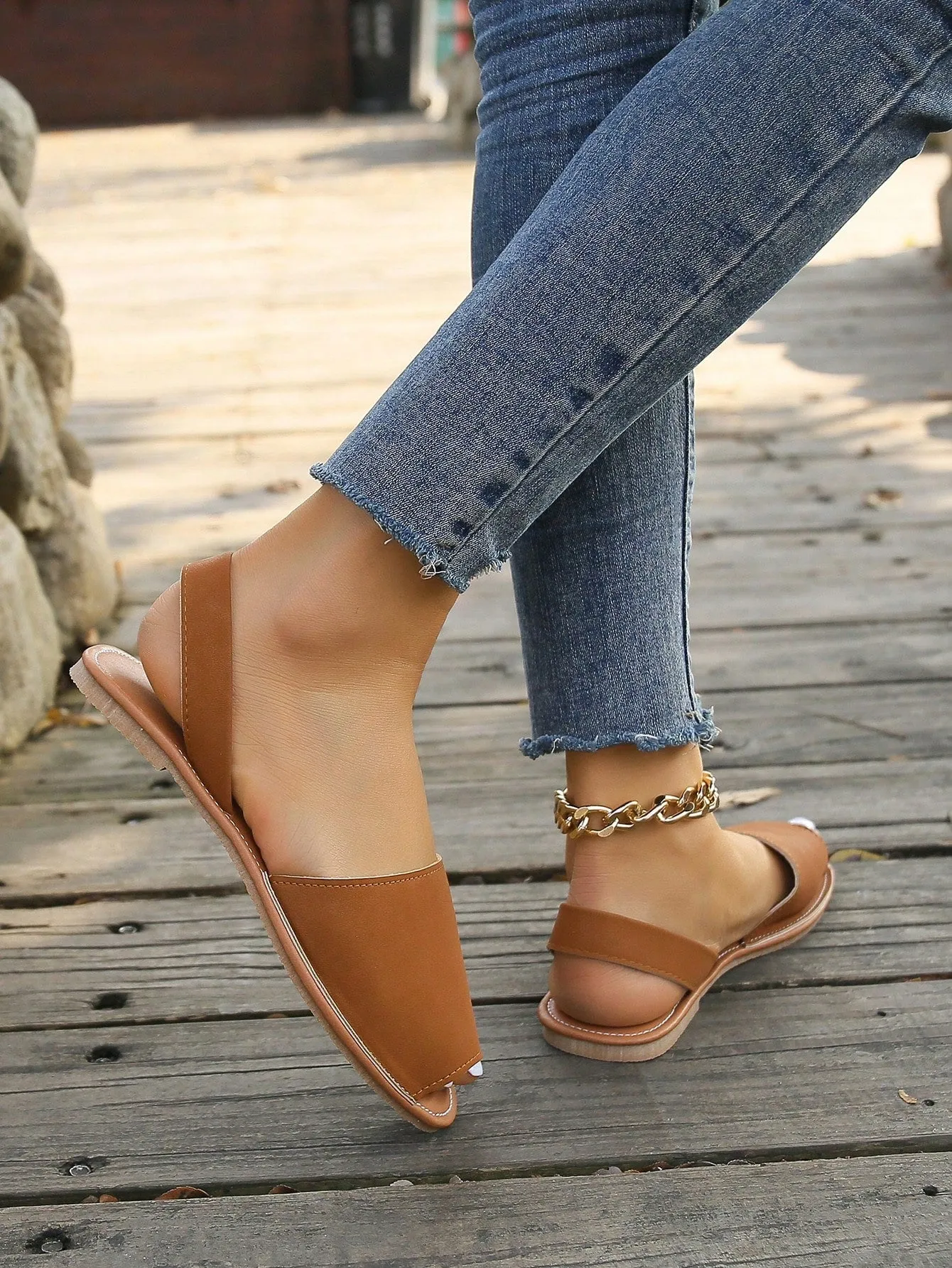 Women's Fishmouth Buckle Decoration Flat Sandals With Rubber Sole, Comfortable Casual Vacation Style, Brown Leather